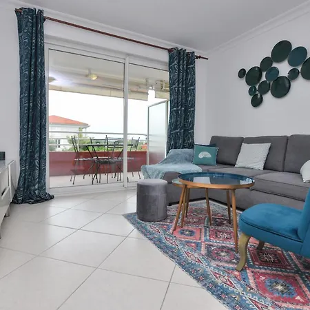 1 Bedroom Gorgeous In Lägenhet Antibes