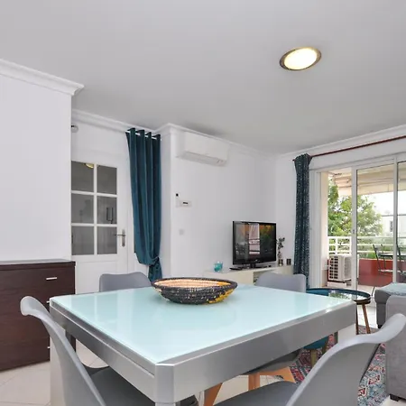 1 Bedroom Gorgeous In Appartement *